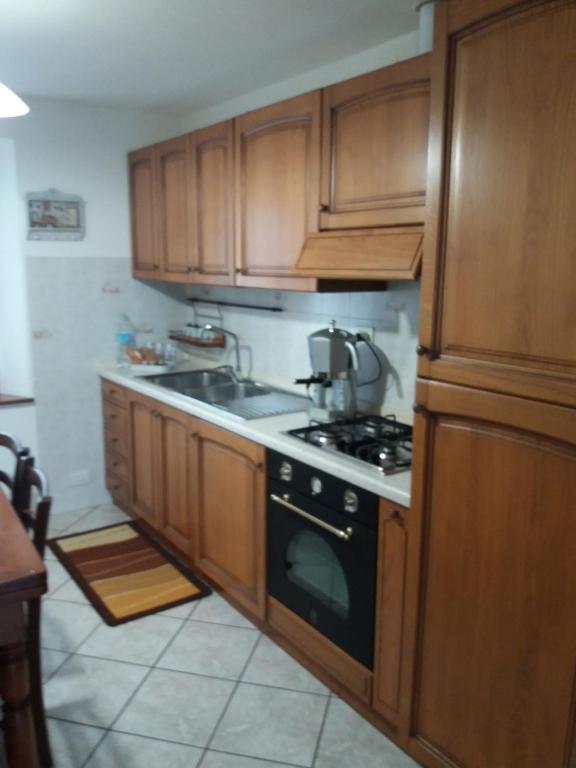 A kitchen or kitchenette at Appartamento La Volpe
