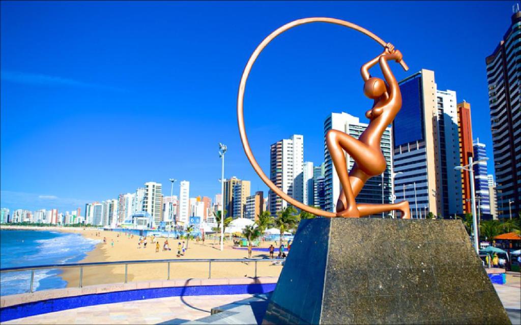 una estatua de una mujer en un ring cerca de una playa en Aldenora Flats, en Fortaleza