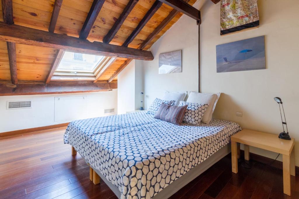 マドリードにあるApartamento rústico de lujoの木製の天井の客室で、ベッドルーム1室(ベッド1台付)