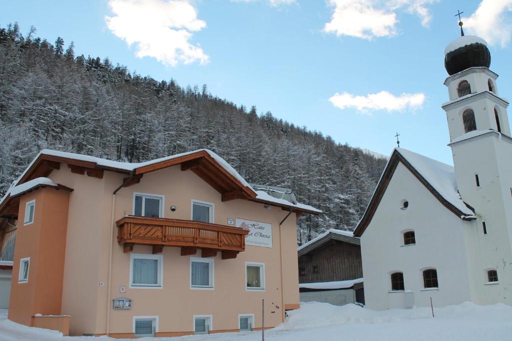 ein Gebäude mit einem Leuchtturm im Schnee in der Unterkunft Haus La Chiesa in Obergurgl