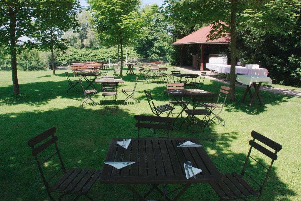 un grupo de mesas y sillas en un parque en B&B Pri Peclju, en Podgrad