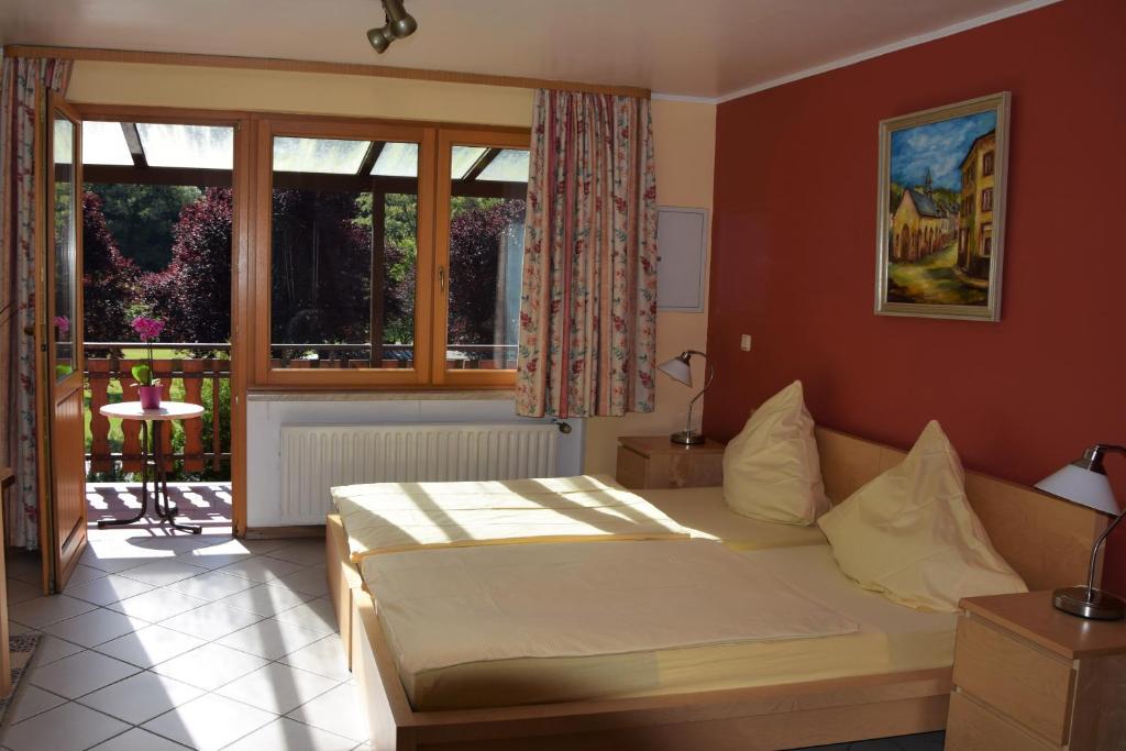 Postel nebo postele na pokoji v ubytování Camping de L'Our Appartements