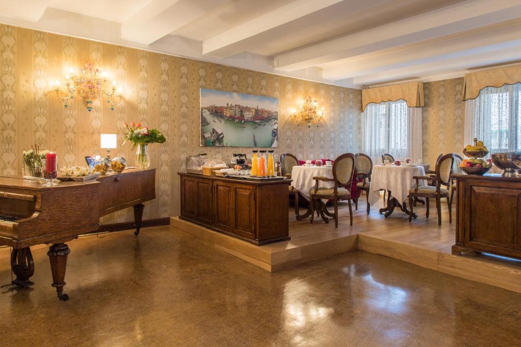 a dining room with a table and chairs in a room at Palazzo Bembo - Exclusive Accommodation in Venice