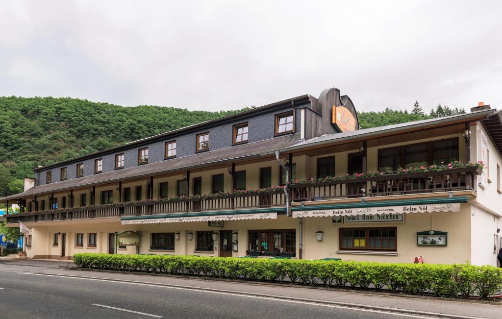 un grande edificio con un orologio sopra di Camping de L'Our Appartements a Vianden