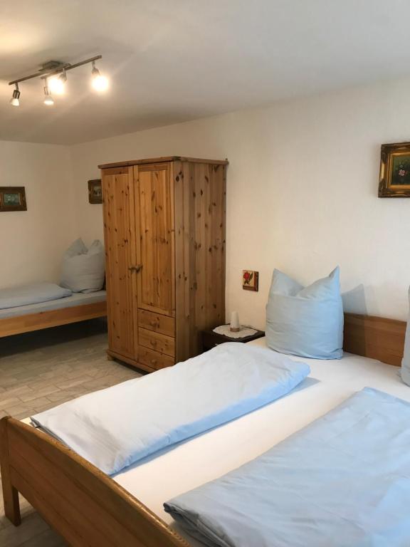 Un dormitorio con una cama grande y un armario de madera. en Stadt Apartment, en Günzburg