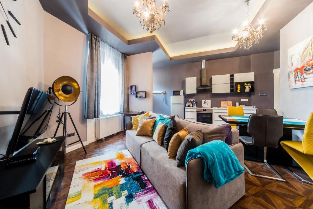 uma sala de estar com um sofá e uma mesa em A43 Apartment em Budapeste