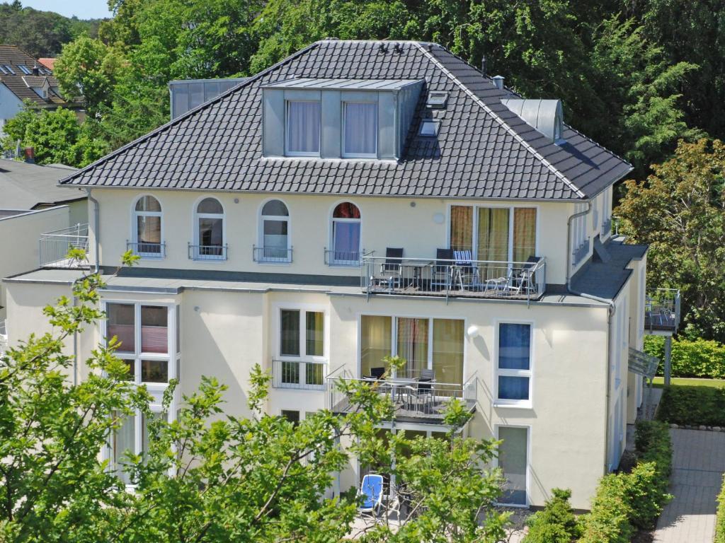 una casa blanca con techo gris en Haus Möwe - Apt. 06, en Ostseebad Sellin