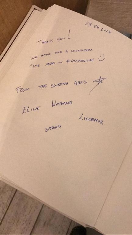a handwritten note on a piece of paper at Rifugio dei Pescatori in Riomaggiore