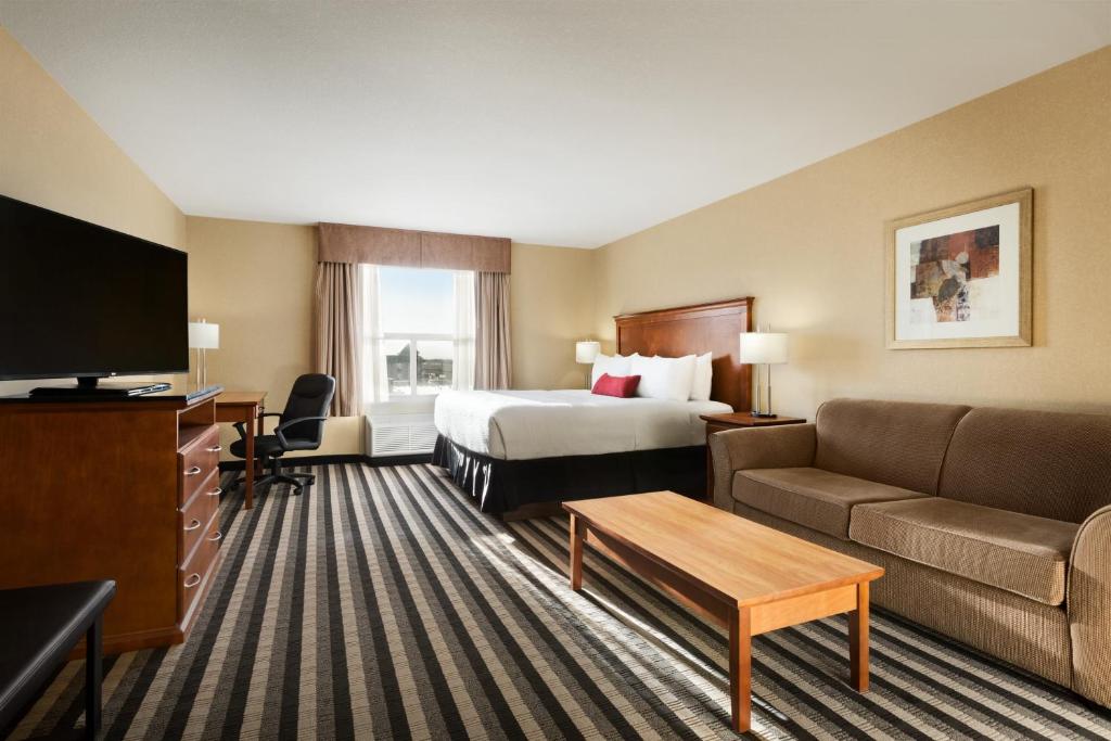 TV a/nebo společenská místnost v ubytování Days Inn & Suites by Wyndham Edmonton Airport