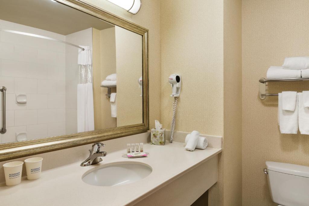 Koupelna v ubytování Days Inn & Suites by Wyndham Edmonton Airport