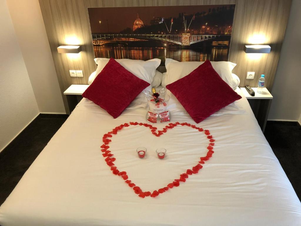 Postel nebo postele na pokoji v ubytování Hôtel Saphir Lyon