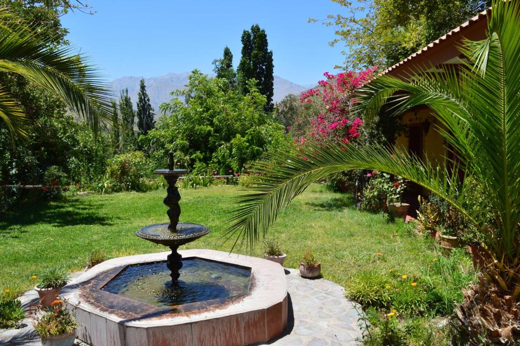 una fuente en medio de un jardín en Hacienda Los Andes, en Hurtado