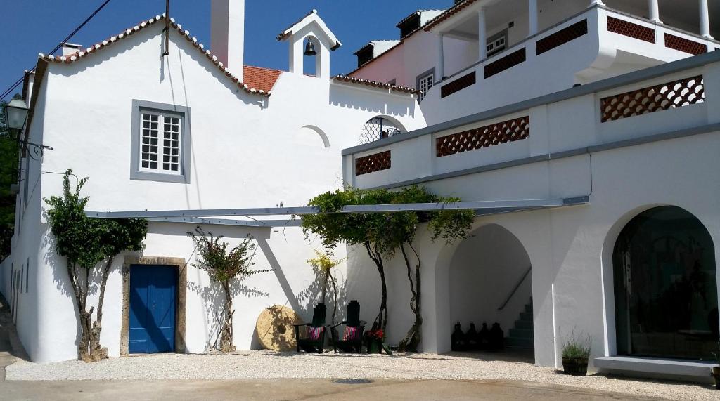 biały budynek z drzewami przed nim w obiekcie Quinta do Piloto w mieście Palmela