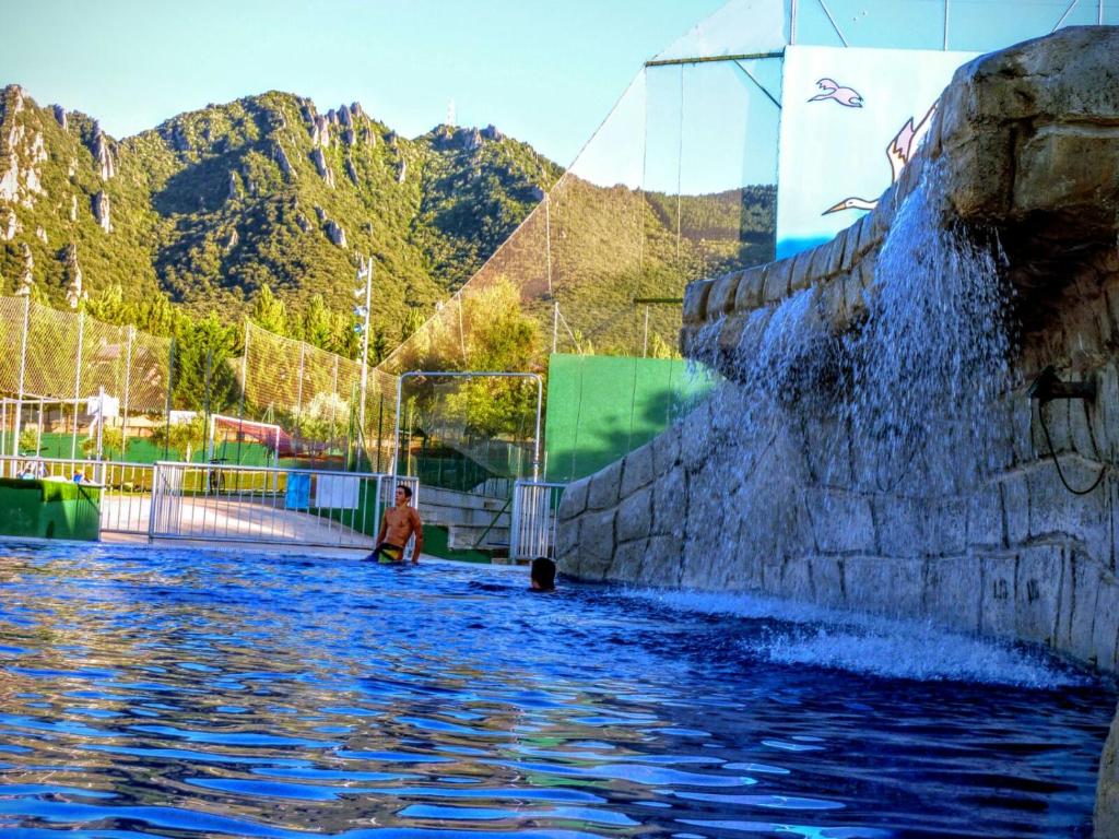 un hombre parado en el agua en un parque acuático en Camping Iratxe Ciudad de Vacaciones, en Ayegui