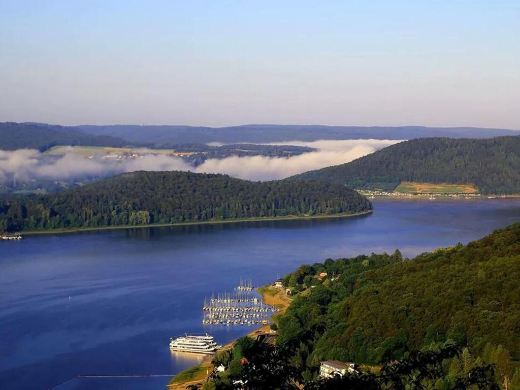 ヴァルデックにあるFerienhaus Seesternの大きな湖の景色を望む