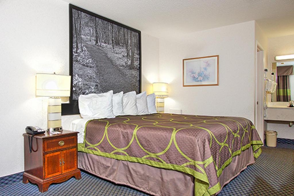 Super 8 by Wyndham Christiansburg - Habitación Con Cama Extragrande - No Fumadores