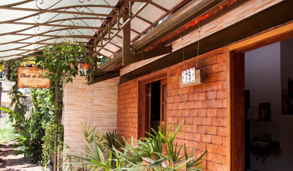 a brick building with a sign on it at Chalé do Lago in Araxá