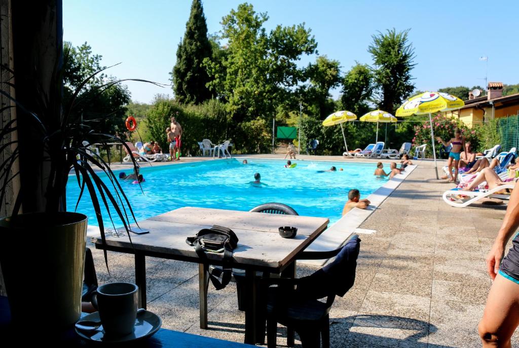 Bazén v ubytování Agriturismo Cascina Le Volpi nebo v jeho okolí