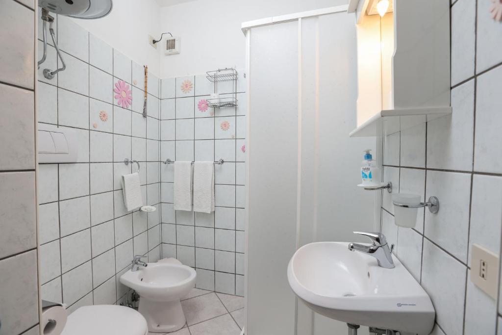 biała łazienka z umywalką i toaletą w obiekcie Villa Marietta w mieście Minori