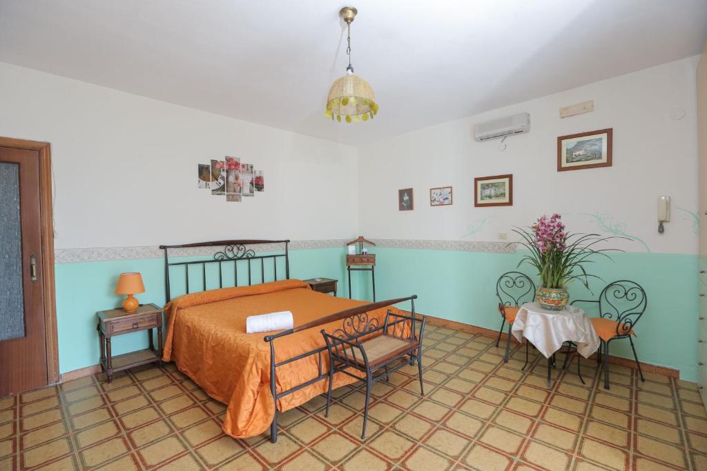 sypialnia z łóżkiem i dwoma krzesłami w obiekcie Villa Marietta w mieście Minori
