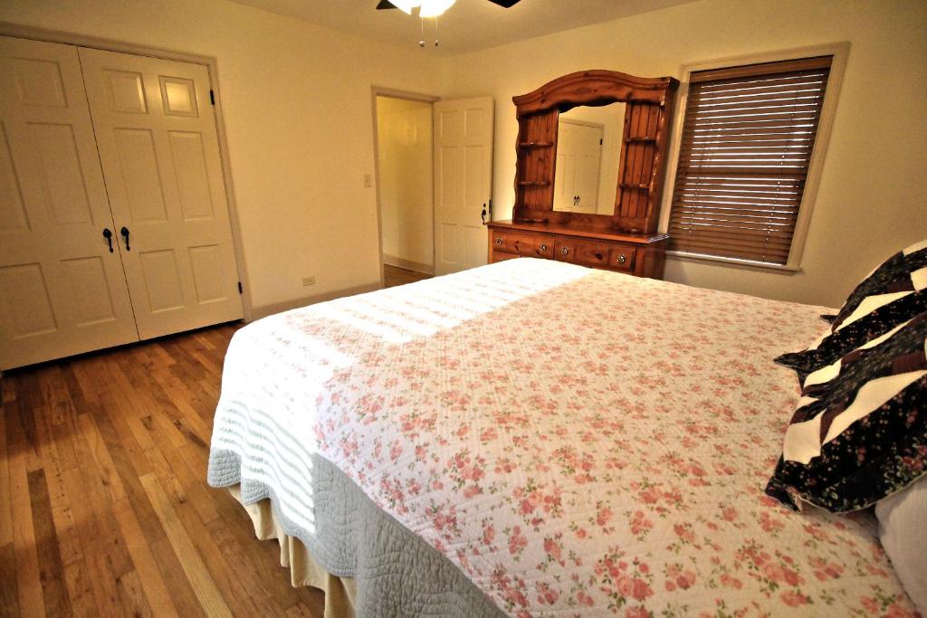 Letto o letti in una camera di Peach Tree Inn & Suites