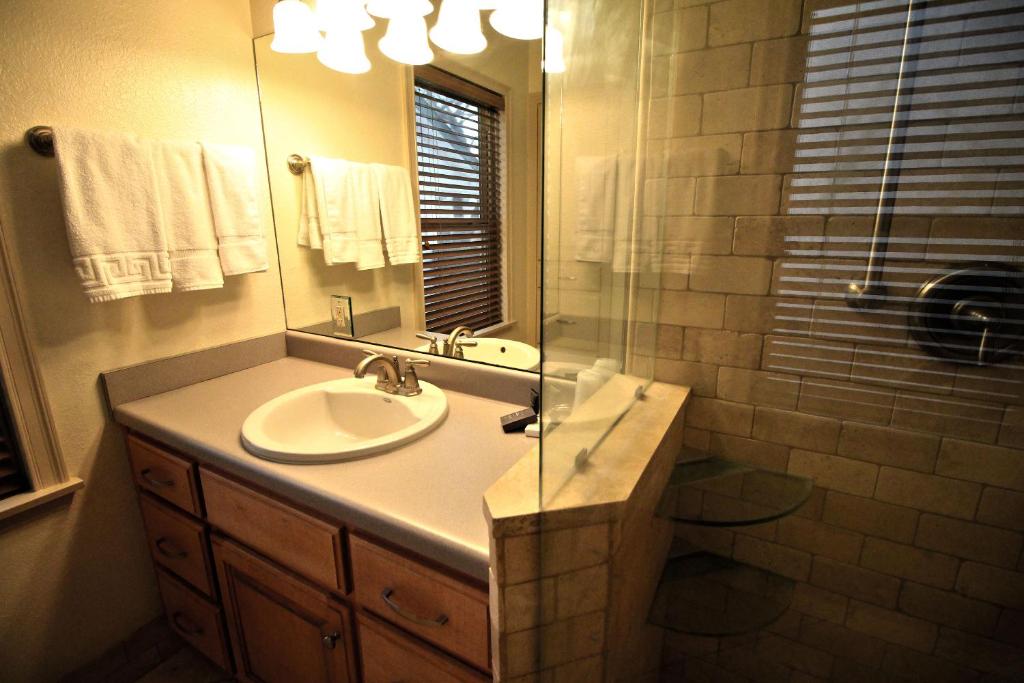 Bagno di Peach Tree Inn & Suites