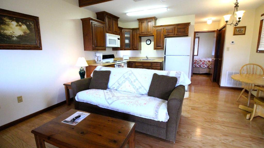 Cucina o angolo cottura di Peach Tree Inn & Suites