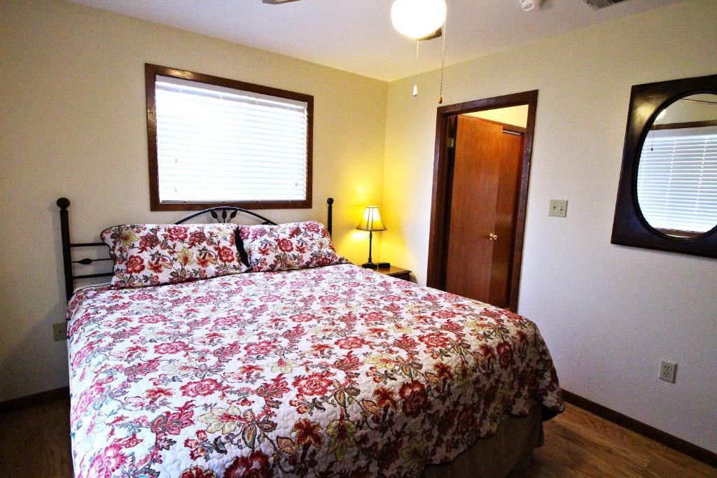 Letto o letti in una camera di Peach Tree Inn & Suites