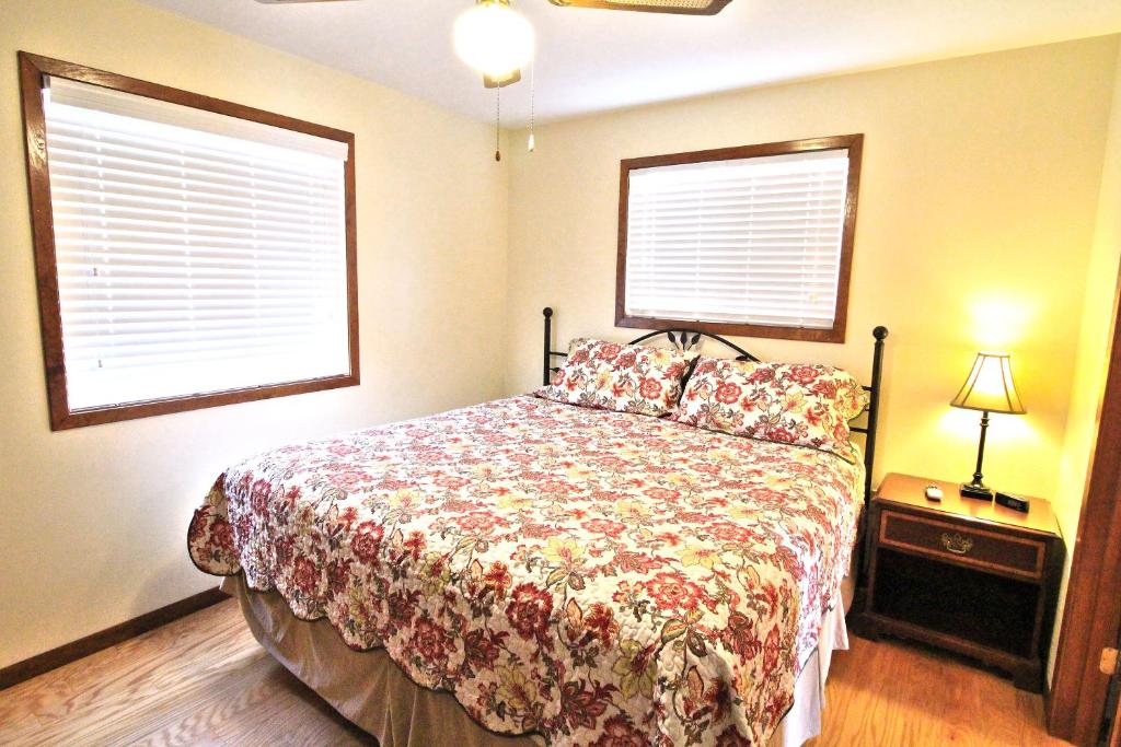 Letto o letti in una camera di Peach Tree Inn & Suites