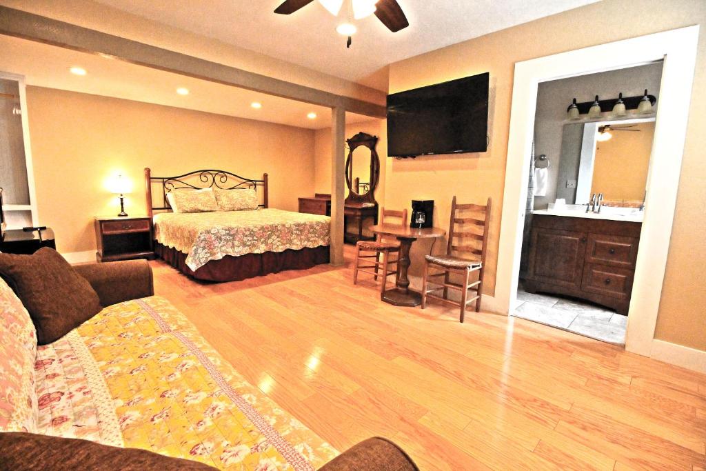 Peach Tree Inn & Suites - 