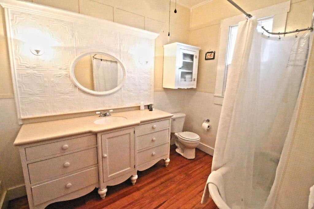 Bagno di Peach Tree Inn & Suites