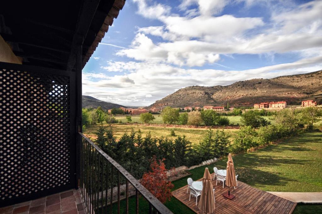 eine Aussicht von der Veranda eines Hauses mit Bergen im Hintergrund in der Unterkunft La Casa Grande de Albarracín in Albarracín
