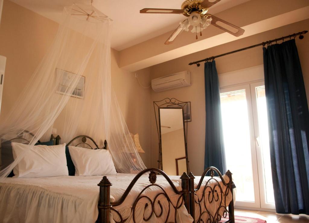 Un pat sau paturi într-o cameră la ilyda Residence apts