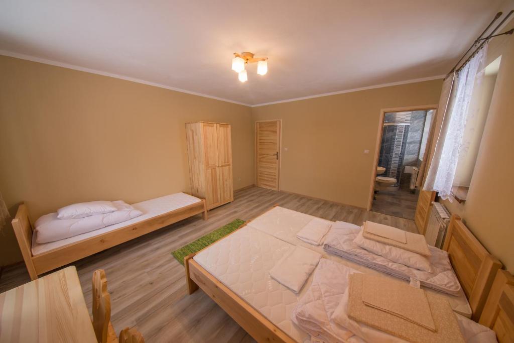 Posteľ alebo postele v izbe v ubytovaní Pokoje i Apartamenty Nad Potokiem