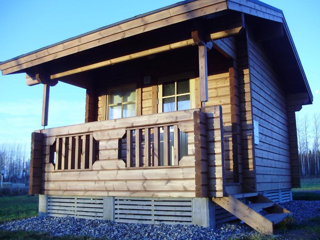 Cabaña de madera pequeña con porche y terraza en Pohjanranta Cottages, en Keminmaa