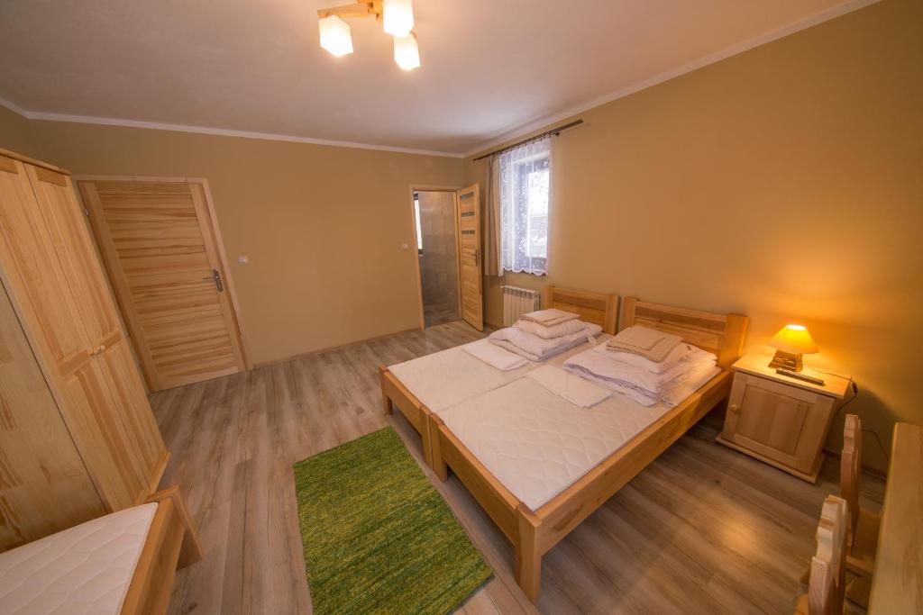 Posteľ alebo postele v izbe v ubytovaní Pokoje i Apartamenty Nad Potokiem