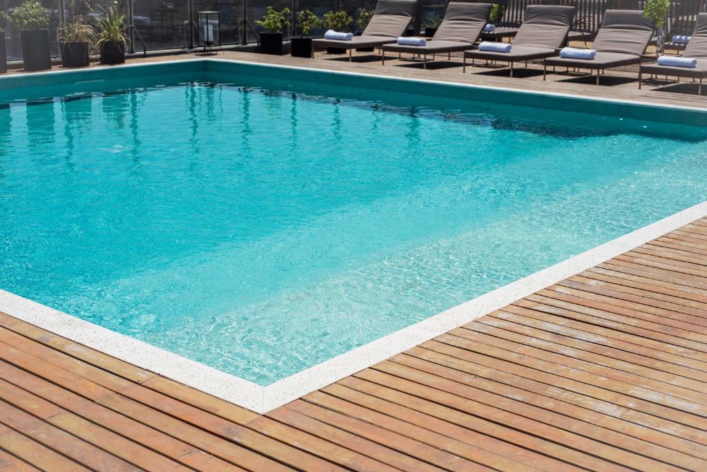 La pileta dentro o cerca de KOS Pilar Hotel