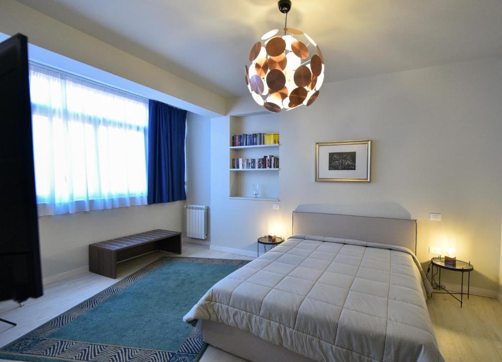 ein Schlafzimmer mit einem großen Bett und einem großen Fenster in der Unterkunft Parnasus in Agrigento