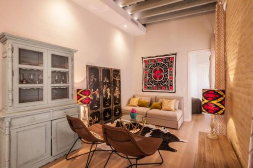 セビリアにあるCharming luminous flat in the center of Sevilleのリビングルーム(ソファ、テーブル、椅子付)