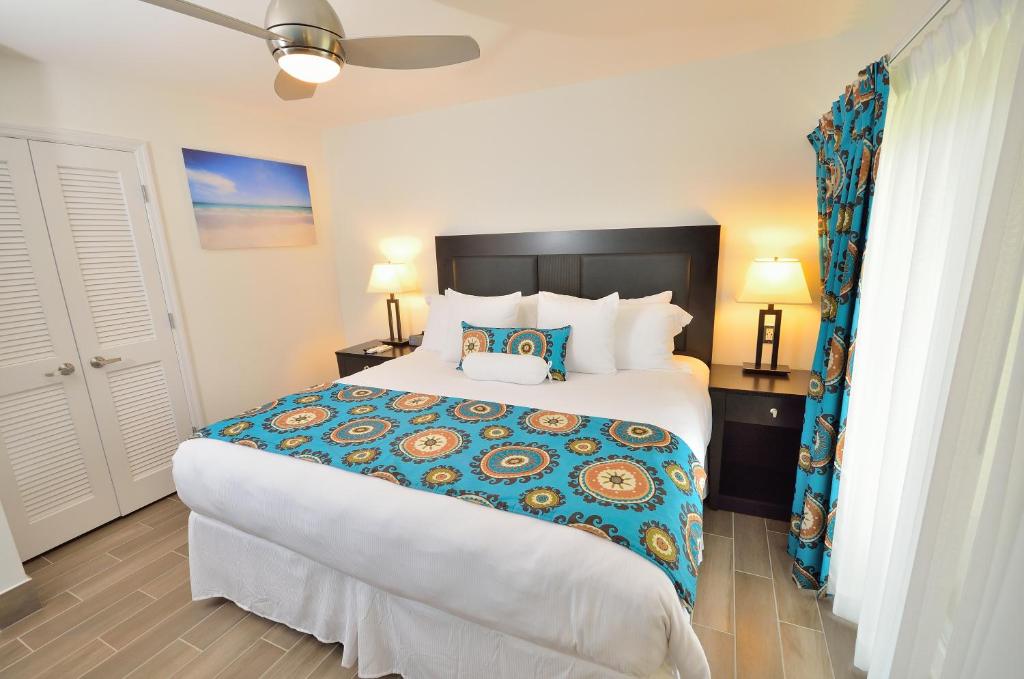 Postel nebo postele na pokoji v ubytování Royal St. Kitts Hotel
