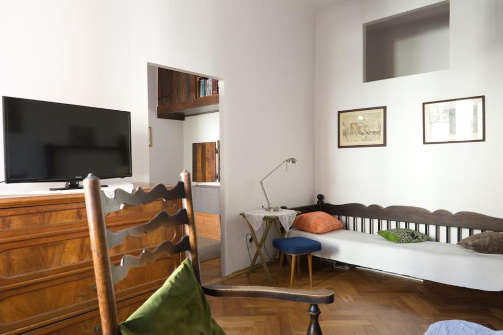 Televízia a/alebo spoločenská miestnosť v ubytovaní Feel like at home