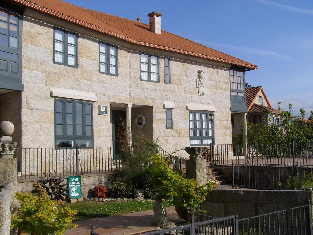 a house with a fence in front of it at Casa de Labranza A Rega in Combarro