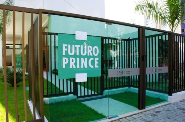 un frente de tienda con un cartel en una valla en Flat Futuro Prince Premium, en Recife