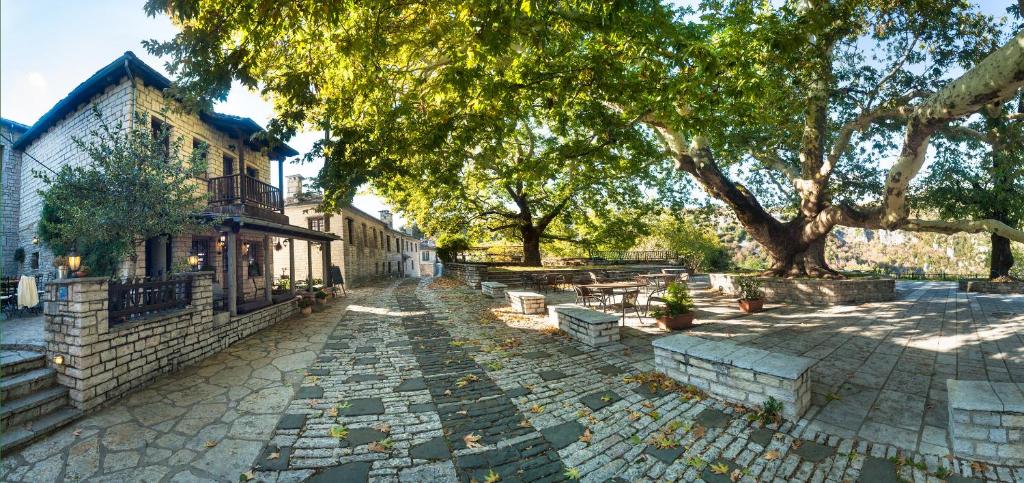 A garden outside En Chora Vezitsa