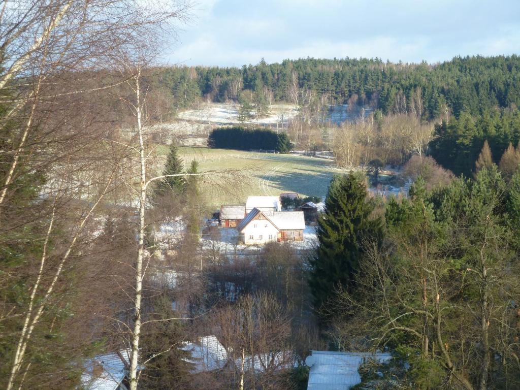 uma vista aérea de uma casa numa floresta em Vesnická usedlost em Český Rudolec
