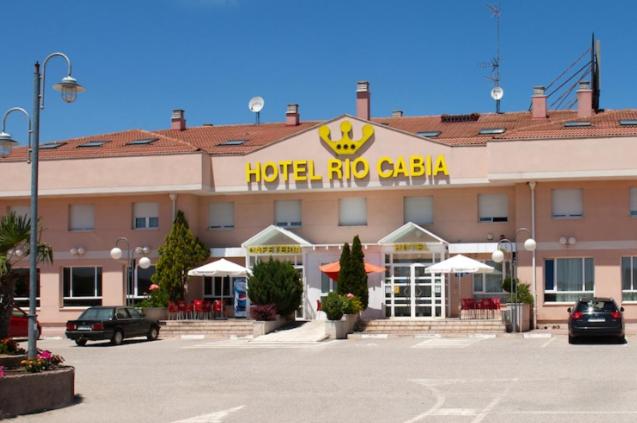 un grand hôtel avec un panneau à l'avant dans l'établissement Hotel Río Cabia, à Cabia
