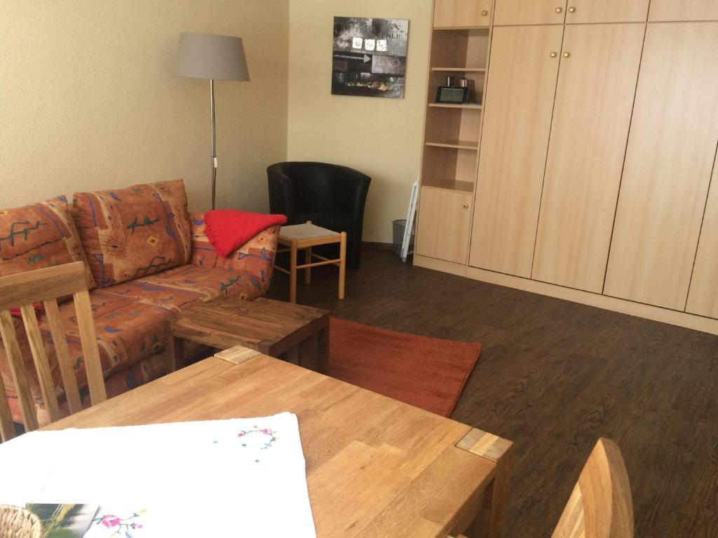 sala de estar con sofá y mesa en Ferienwohnung-Putz en Altreichenau