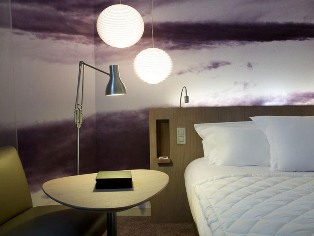 Postel nebo postele na pokoji v ubytování Le Grand Balcon Hotel