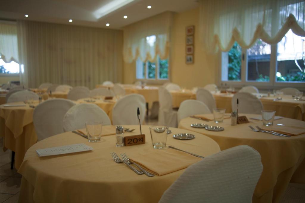 Reštaurácia alebo iné gastronomické zariadenie v ubytovaní Hotel Cannes - in pieno centro