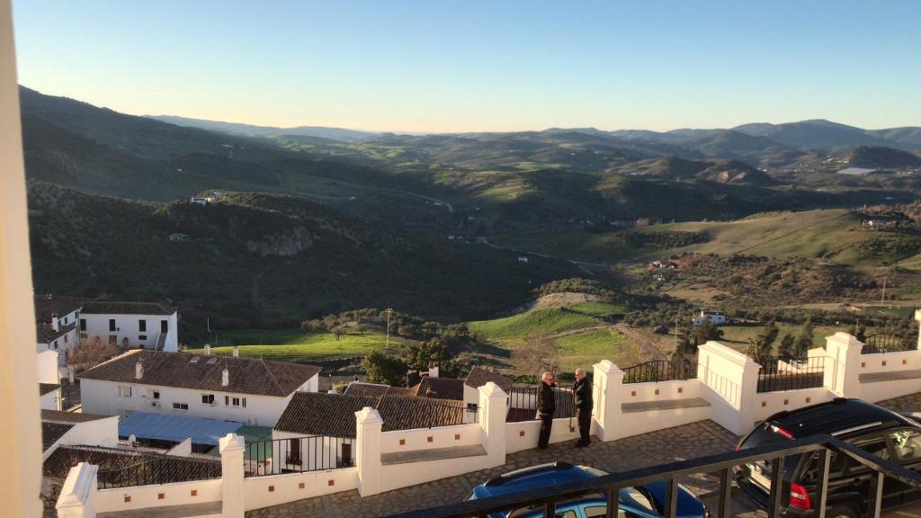 uma vista para uma cidade com montanhas ao fundo em Villa Marisa em Zahara de la Sierra